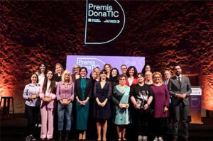 Un total de 7 dones i 2 entitats han estat distingides amb els ‘Premis DonaTIC 2023’, d’entre 86 candidatures presentades. Per primera vegada, s’ha emmarcat en la celebració del Dia Internacional de la Dona Emprenedora (19 de novembre) per incidir en la necessitat de promoure l’apoderament, l’emprenedoria i el lideratge del talent femení en l’àmbit tecnològic i digital.